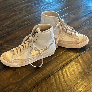 Nike Kids Sneakers in Cream and White